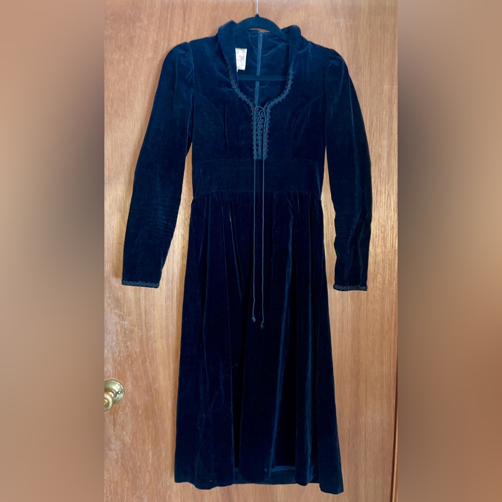 Vintage 70s Gunne Sax Elegant Romantic Black Velvet Dress Renaissance Revival